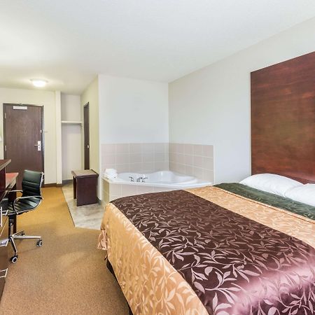 Super 8 By Wyndham Innisfail Exterior photo