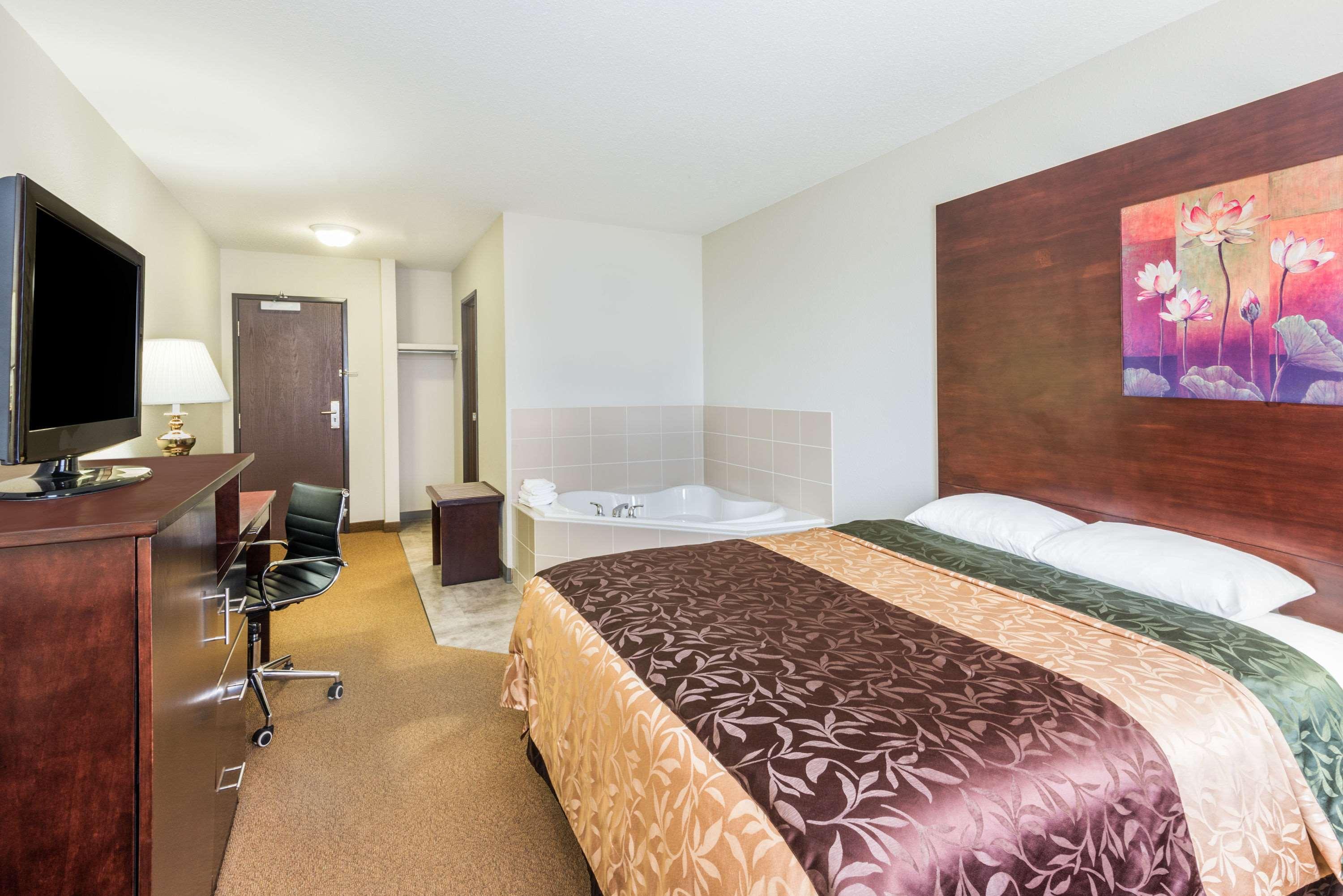 Super 8 By Wyndham Innisfail Exterior photo